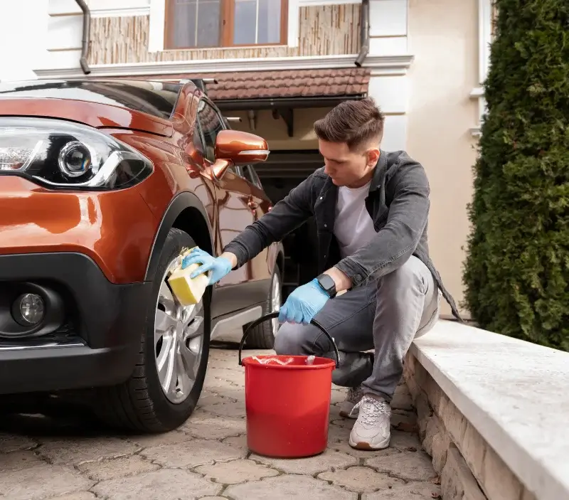 Lavage auto à domicile Roche-lez-Beaupré : professionnel intervenant sur un véhicule